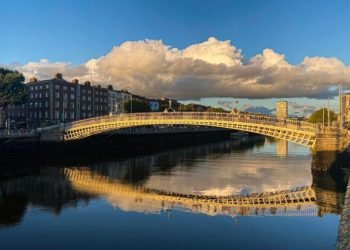 ha-penny-bridge-liffey-river-sunset-dublin-city-ireland_191971-26681-1